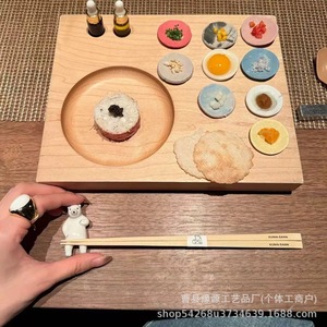 Bandeja de madera estilo japonés para servir carne Wagyu, con secciones divididas, para uso en restaurantes. - Product Image 3