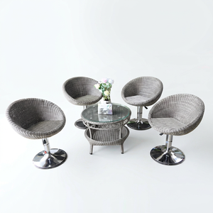 Ensemble de salle à manger moderne en polyrotin style ferme, avec structure en aluminium thermolaqué, écologique, durable et peu encombrant, pour la maison - Product Image 1