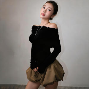 Camiseta de Moda Chic con Diseño Exclusivo y Elegante, Top Metálico con Estrellas y Hombros Descubiertos, Manga Murciélago, Ropa de Mujer - Product Image 4