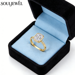 แหวนหมั้นมอสซาไนต์ทรงเอเมอรัลด์คัท 3 กะรัต ยี่ห้อ Souljewel เงินแท้ S925 แหวนค็อกเทลสไตล์คลาสสิกสำหรับผู้หญิง ประดับเพชรแบบ Pave ชุบทอง - Product Image 1