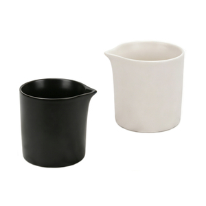 Venta al por mayor de lujosos tarros de cerámica negros para velas con boquilla, tarros de cerámica mate blancos para velas de masaje, para decoración de mesas y habitaciones. - Product Image 1