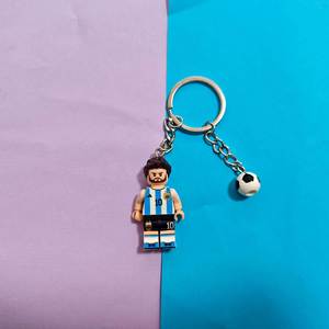 ชุดของเล่นประกอบรูปนักฟุตบอลชื่อดังสำหรับเด็ก พร้อมพวงกุญแจฟุตบอลอเนกประสงค์ 3 มิติ ทำจากโลหะผสม ใช้ตกแต่งกระเป๋าได้ - Product Image 2