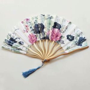 Éventail en bambou personnalisable en gros, décoré de fleurs traditionnelles peintes, pour souvenirs ou usage personnel - Product Image 1