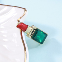 Venta al por mayor de joyería de moda personalizada Fondo Verde en forma de lápiz labial broches de cristal amor carta Rosa broche para señora camisa