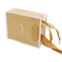 Maßgefertigte Papiertüten in Champagner-Gold, Elegante Verpackungstaschen mit Geprägtem Firmenlogo für Luxuriöse Einzelhandels- und Geschenkanlässe