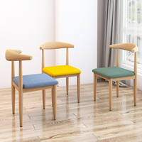 Chaise de salle à manger moderne de style nordique, simple, en fer, avec dossier en bois massif, pour la maison, la chambre, l'hôtel, le restaurant