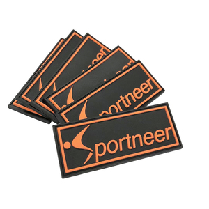Badge en silicone et PVC 3D personnalisé multicolore avec logo en relief pour vêtements et sacs - Product Image 3