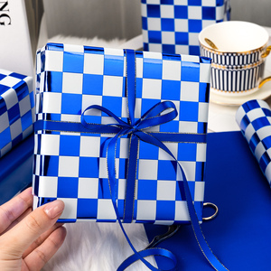 Rollo de Papel de Regalo Metalizado a Cuadros Azules y Blancos, Doble Cara, Impermeable, para Regalos y Manualidades - Product Image 2