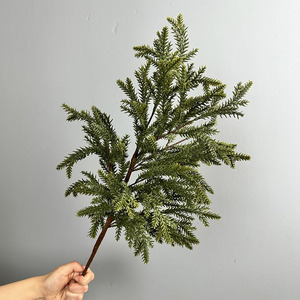 กิ่งไม้ประดิษฐ์สีเขียวยาว 55 ซม. แบบสัมผัสเหมือนจริง ขายส่ง กิ่งต้นไม้ปลอม กิ่งสนนอร์ฟอล์กประดิษฐ์ สำหรับตกแต่งพวงหรีดคริสต์มาส - Product Image 6