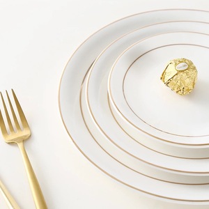Assiette à dîner moderne à double ligne dorée |   Assiette de présentation en céramique blanche pour hôtels de luxe, événements et présentation en restaurant - Product Image 1