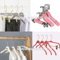 Cintres en bois massif à épaules larges antidérapants avec logo personnalisé pour costumes, manteaux et vêtements pour hommes – Marron, Noir, Blanc