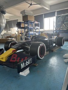 Sculpture d'art public personnalisée en fibre de verre renforcée de plastique, modèle de course de Formule 1, grande taille - Product Image 3