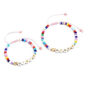 Bracelet de perles de riz colorées avec perles de lettre acrylique "<span class=keywords><strong>MAMA</strong></span>" Bracelet en forme de coeur doré Ensemble de bracelets parent-enfant en acrylique - Product Image 6