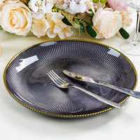 Verre noir de 13 pouces pour assiette de présentation avec bord doré Plat de service décoratif de mariage élégant pour le dîner Assiette en verre ronde