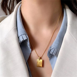 Collier bohème tendance plaqué or avec pendentif rectangulaire gravé sur mesure et citation inspirante, bijoux en acier inoxydable pour femme - Product Image 3