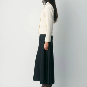 Trajes y blazers elegantes para mujer, chaqueta con diseño texturizado, cuello corto, botones dorados y bolsillos. - Product Image 3