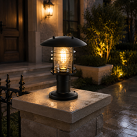 Lampadaire extérieur moderne avec abat-jour en dôme superposé et cylindre en verre transparent