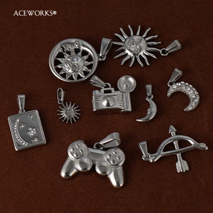Iconos Retro Atemporales |   Dijes de Acero Inoxidable con Baño de Oro PVD de 18K |   Colgantes de Cámara, Arco y Flecha, y Control de Videojuegos con Diseño de Sol y Luna - Product Image 5