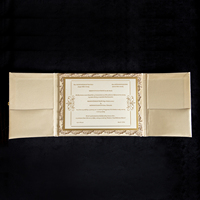 Invitation de livret de porte à couverture rigide en tissu de soie dorée de luxe avec boucle de ruban poche RSVP multi couleurs disponibles