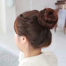 Accessoires de coiffure marron clair avec tête surélevée - Product Image 1