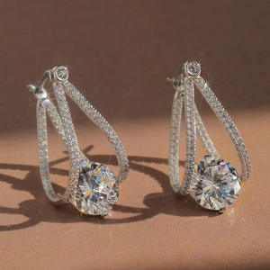 Orecchini a lobo E3209 in oro bianco con diamanti, taglio rotondo brillante, montatura a griffe geometrica, gioielli classici da donna - Product Image 3