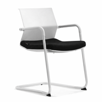 Chaise de conférence ergonomique, dossier en polypropylène, assise rembourrée en tissu, cadre blanc thermolaqué, accoudoirs, moderne, bureau, maison