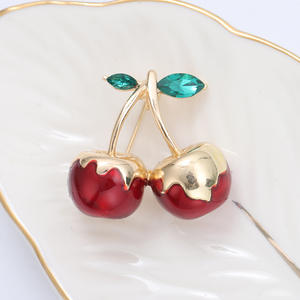 Broche <span class=keywords><strong>de</strong></span> Fruta Exquisito y Versátil con Flor <span class=keywords><strong>de</strong></span> Cereza Roja <span class=keywords><strong>de</strong></span> Aleación con Diamantes Completos y Esmalte, el Más Vendido, Lindo Pin para <span class=keywords><strong>Ropa</strong></span> - Product Image 2