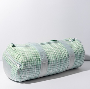 Sac de voyage matelassé en coton imprimé à la main, style week-end, pliable, léger, de luxe, pour la gym et l'extérieur - Grande Vente - Product Image 1