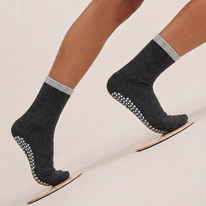 Chaussettes de yoga BiLu personnalisées avec logo et grip, marque privée, antidérapantes pour studios de fitness, chaussettes antidérapantes pour fitness pieds nus - Product Image 1