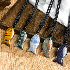 Collier pendentif poisson en cristal naturel, cordon tressé noir réglable, breloque poisson en pierre gemme de guérison, ras-de-cou - Product Image 2