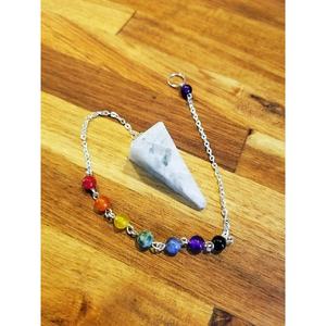 Péndulo de 4 facetas de piedra lunar arcoíris pulida con cadena de Chakra para intenciones de amor curativas de energía y decoración espiritual - Product Image 1
