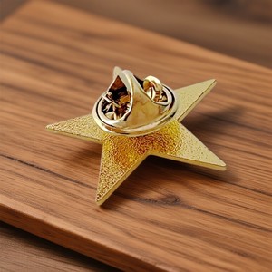 Broche de estrella metálica 3D de 3 cm al por mayor, pin esmaltado dorado y plateado con cierre de mariposa para sombrero, bolso y ropa - Product Image 2