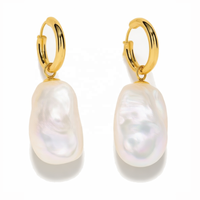 Vente en gros de boucles d'oreilles pour femmes en argent S925 plaqué or avec perles d'eau douce de style baroque Edison de 14 à 17 mm, anti-chute