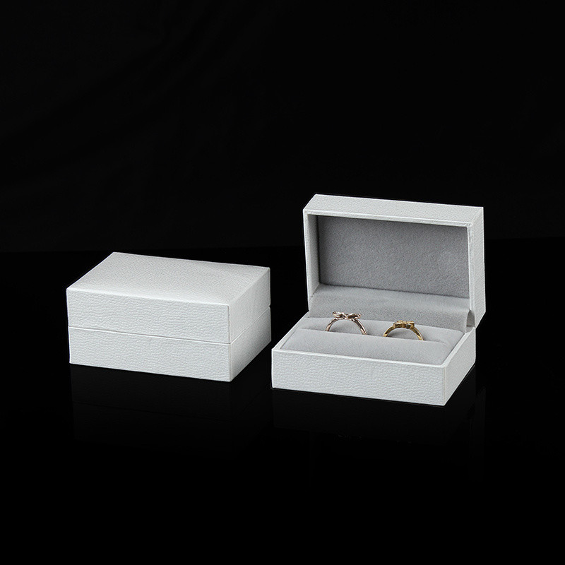 Boîte à alliances blanche