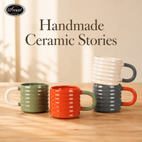 Tasse à café en céramique artisanale SWT vert olive brillant côtelé avec anse blanche – Vente en gros