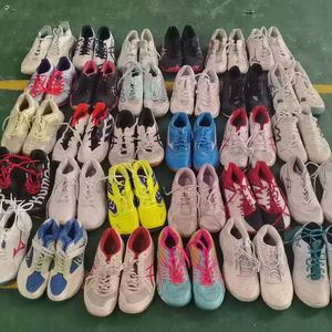 <span class=keywords><strong>Scarpe</strong></span> da Badminton Usate da Uomo di Marche Assortite, Misure e Colori Misti, Qualità Premium, Stock all'Ingrosso in Balle - Product Image 1