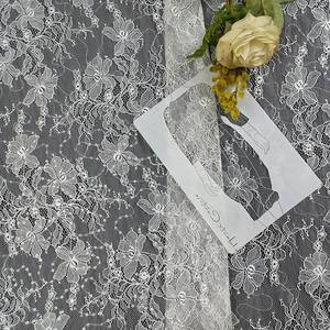 Venta al por mayor Nigeria Sheer Floral Jacquard nupcial camisa blanca poliéster gasa <span class=keywords><strong>tul</strong></span> encaje lentejuelas tela para vestido lentejuelas - Product Image 3