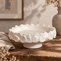 Plateau en céramique crème sur piédestal avec décor en relief sculptural, plateau de présentation décoratif pour la décoration moderne de la maison