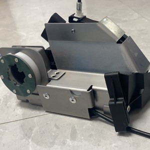 Cerradura de Puerta para Ford Transit BK21-V219A65-BK, 8 Pines, Delantera Izquierda, Cubierta Metálica, Pieza de Repuesto 1900504 - Product Image 1