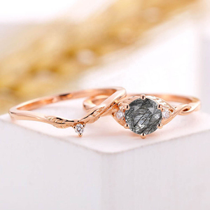 Anillo de Diamantes Art Deco de Corte Redondo en Oro Rosa, Conjunto de Anillos de Compromiso Vintage con Cuarzo Rutilado Negro - Product Image 3