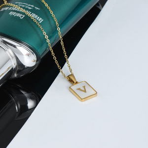 Collana con Ciondolo a Lettera A-Z in Acciaio Inossidabile Placcato <span class=keywords><strong>Oro</strong></span> 18K, Catena con Conchiglia Bianca, Unisex, Stile Semplice ed Elegante, Vendita all'Ingrosso - Product Image 2
