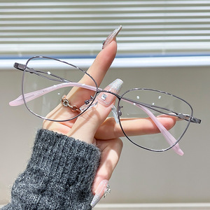Gafas planas poligonales a la moda con filtro de luz azul, gafas retro adelgazantes, montura metálica para mujer, natural y de alta gama. - Product Image 4