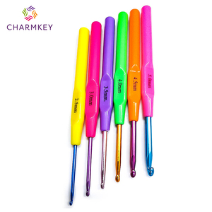 <span class=keywords><strong>6</strong></span> pièces de couleurs multiples pour l'artisanat du tissage Poignée ergonomique en plastique Alumine Aiguilles à crochet Outil à <span class=keywords><strong>tricoter</strong></span> Ensemble de crochets pour chandail de bricolage - Product Image 4