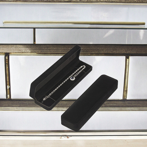 Caja de Joyería de Terciopelo Larga y Lujosa, Estuche de Regalo Cuadrado para Collares, Cadenas y Joyas - Product Image 3