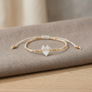 Bracelet artisanal Sstringz en perles Miyuki Delica dorées, brunes et pêche, réglable, minimaliste et géométrique. - Product Image 4