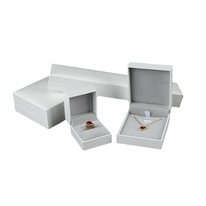 Boîtes à bijoux blanches mates avec doublure en velours gris, boîtes pour bagues et pendentifs pour l'affichage et le rangement des bijoux - Product Image 1