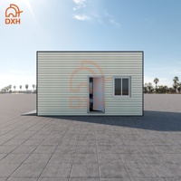 Garage préfabriqué en conteneur avec structure en acier, design moderne personnalisé, étanche et résistant à la neige, porte en panneaux sandwich