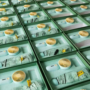 Set Regalo Personalizzato con Ombrello Pieghevole, Ventilatore Elettrico, Taccuino e Bottiglia d'Acqua - Product Image 5