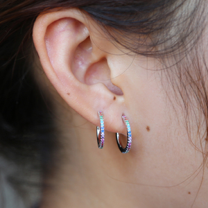 Boucles d'oreilles mini créoles tendance en or rose, design mignon, multicolores, arc-en-ciel, avec zircone cubique - Product Image 4