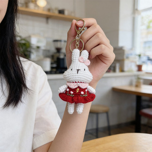 Porte-clés pendentif <span class=keywords><strong>lapin</strong></span> mignon avec jupe fleurie, fini, tricoté à la main au crochet - Product Image 3